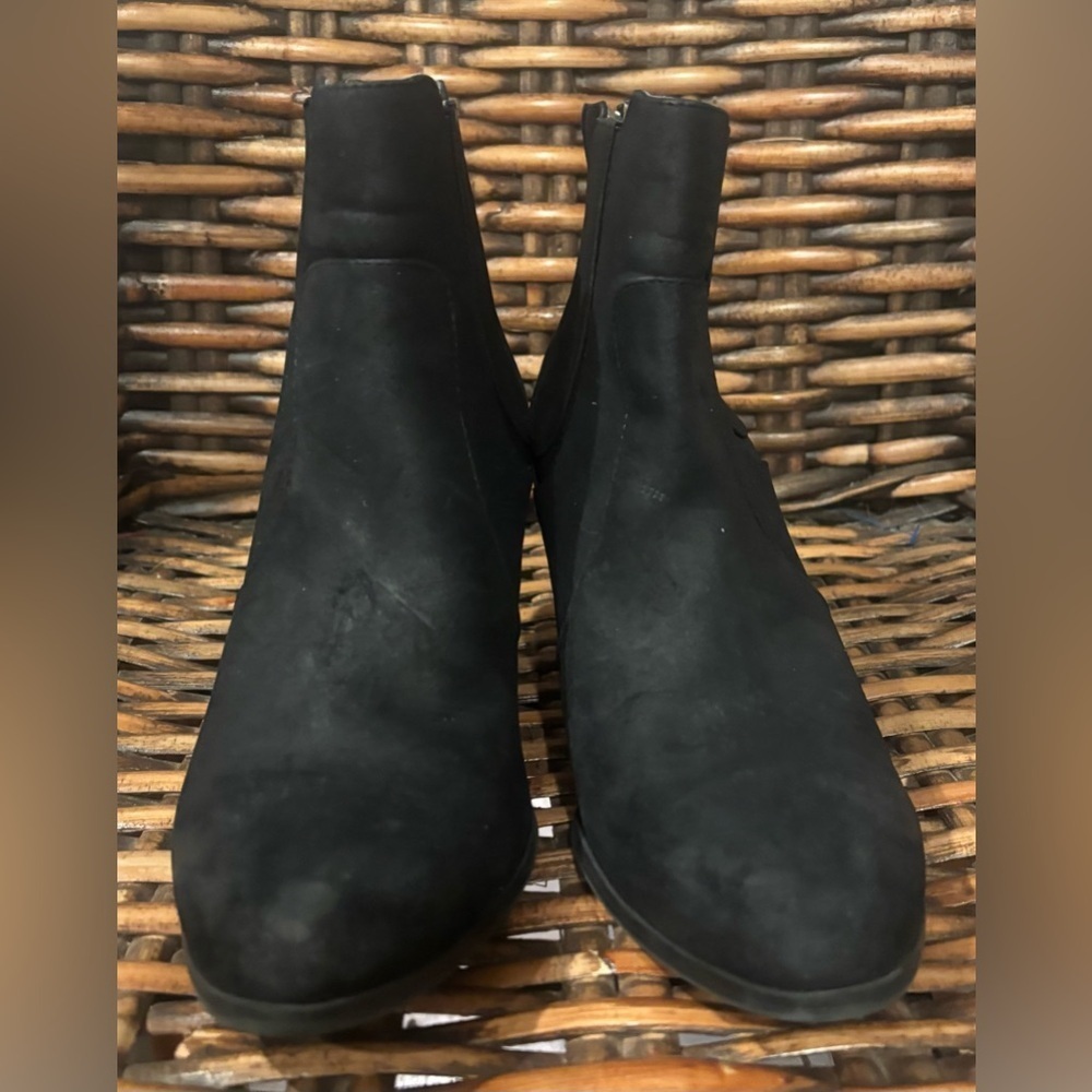 Adrienne Vittadini Baro black leather booties Chunky heel
Back zipper in size 8 - Picture 14 of 16